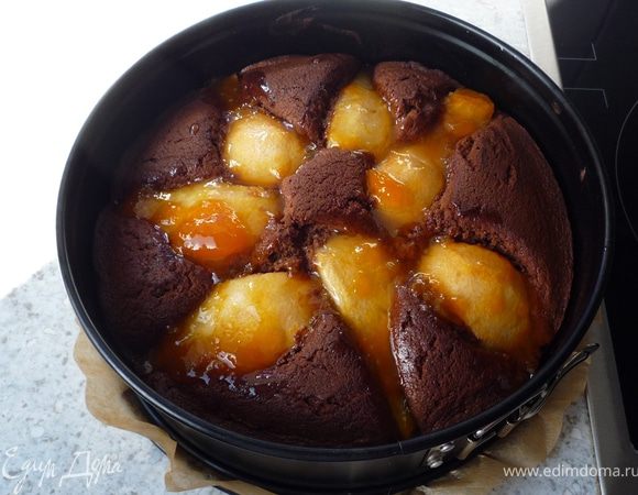 Абрикосовое варенье растопить на медленном огне и смазать им еще горячий пирог. Остудить в форме.