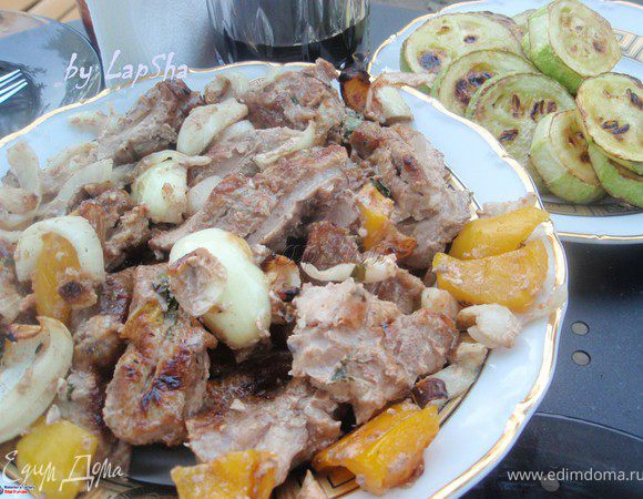 Поскольку мясо хорошо промариновано, то готовилось оно недолго, около 25–30 минут. Прекрасно подрумянилось, а внутри осталось сочным и нежным. В этот раз подавали с жареным кабачком и ткемали. Ммм, очень вкусно! Приятного аппетита!