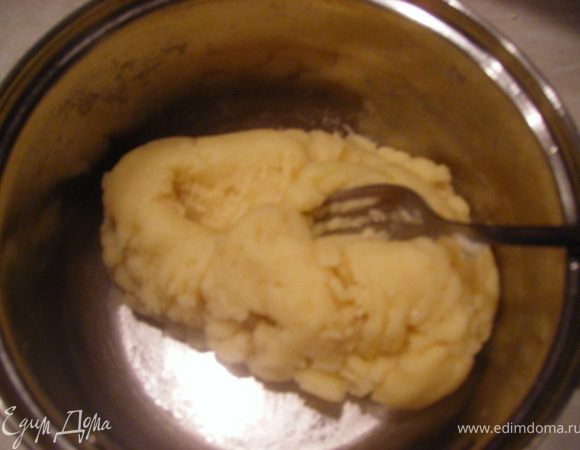 Как закипит снимаем и вводим туда сразу всю муку, размешивая вилкой или миксером с насадками для теста.Даем тесту чуть остыть.