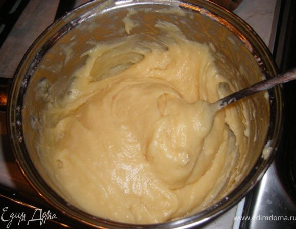 Вводим по одному яйца, тщательно размешивая(яйца должны быть комнатной температуры). Получится гладкая по текстуре,однородная масса. Будет слегка липнуть к в вилке. Тесто готово.