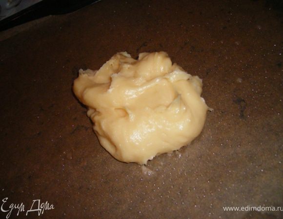 Бумагу для выпечки смазываем растительным маслом, тесто делим условно на три части.