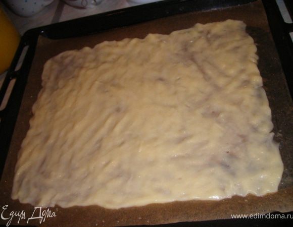 Руки смачиваем теплой водой и распределяем тесто по форме квадрата(круга). Руки смачиваем каждый раз как касаемся теста.