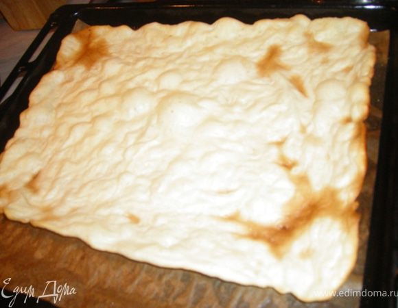 Ставим в духовку на 10 минут на 200гр. Получается вот  что. Остальные две части теста выпекаем аналогично.