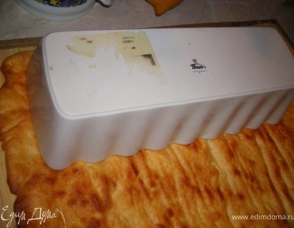 Даем слегка остыть и вырезаем коржи для торта, у меня была прямоугольная форма, с одного листа выходило 2 коржа, итого вышло 6 штук.