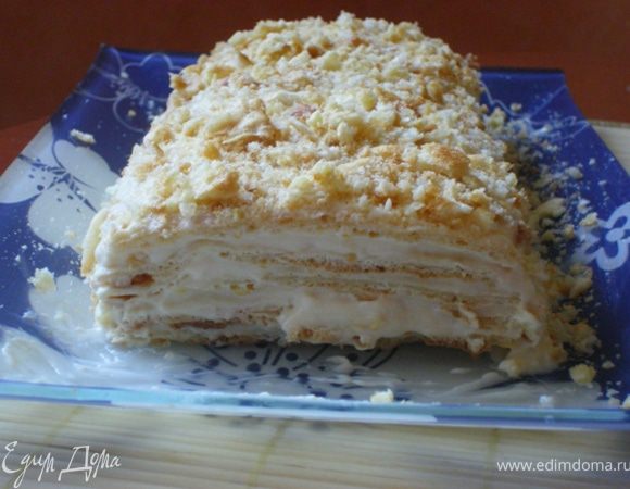 Собираем наш тортик, промазываем кремом. Сверху посыпаем измельченными подсушенными обрезками( смешно звучит))). И вот что у нас получается !!! ( на фото кусочек срезали уже на пробу) 