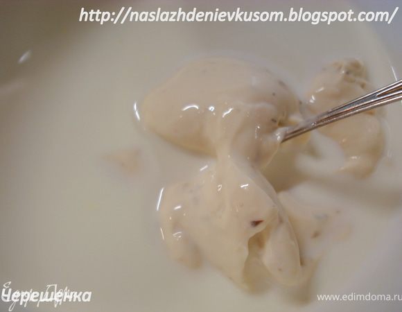 Разогреваем молоко со сливками и добавляем плавленый сыр…