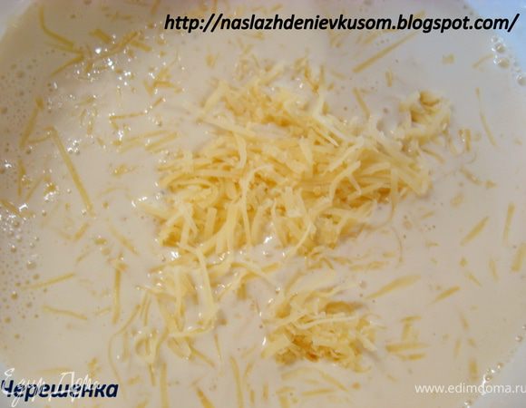 … доводим до кипения, но не кипятим… Хорошо размешиваем сыр до полного его растворения… Добавляем натертый на терке твердый сыр…