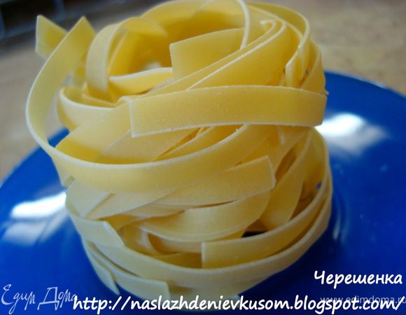 В воду добавить растительное масло (1 ст.ложку), посолить и отварить пасту аль-денте…