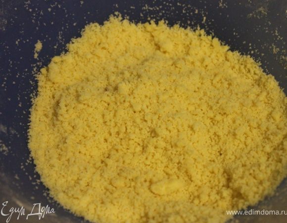 Муку смешать с солью, порубить ножом ХОЛОДНОЕ масло, растереть в крошку. 