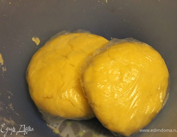 Добавить ЛЕДЯНУЮ воду, смешать всё до однородности. Скатать два шарика, один побольше второго. Завернуть в пленку, положить на полчаса в холодильник.