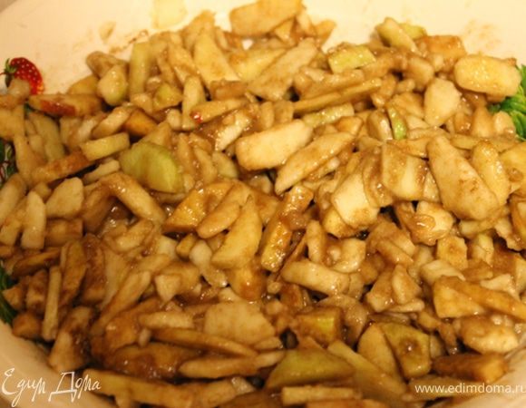 Тем временем, яблоки очистить, тонко нарезать, смешать в большой миске с лимонным соком, 2/3 стаканом сахара (если яблоки сладкие, или вы не такие сладкоежки как я, можно и меньше сахара положить), корицей и ванилином. Примечание: лучше яблоки порезать чуть покрупнее чем я. 