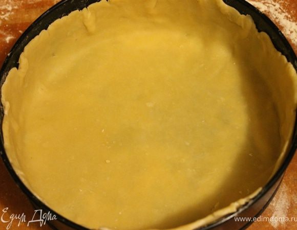 Форму самазать растительным маслом. Раскатать большую часть теста в круг и уложить в форму, чтобы получились высокие бортики.