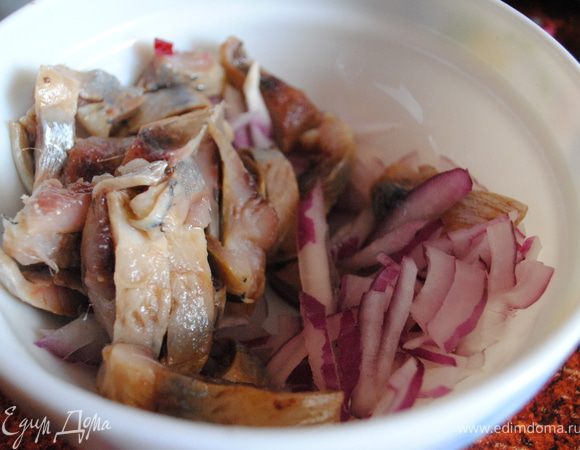 Лук нарезать полукольцами, селедку полосками.