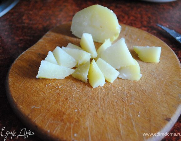 Отварить картофель и нарезать кубиками