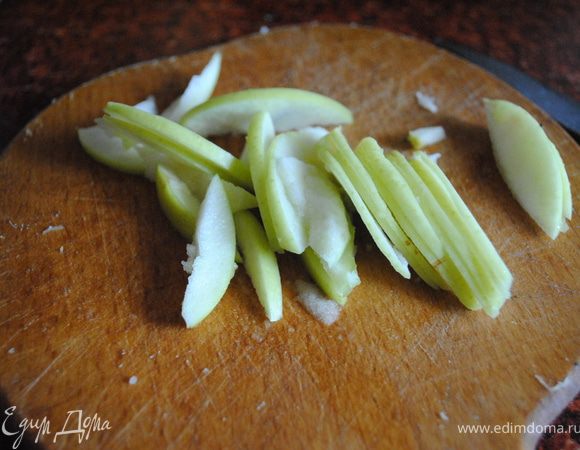 Яблоко тоже порезать полосками и сбрызнуть лимонным соком