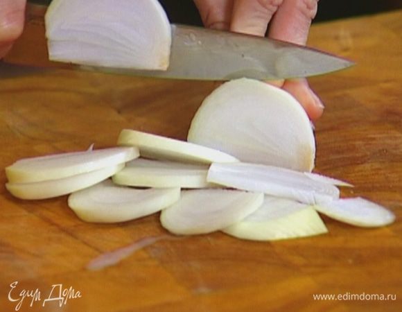 Луковицу почистить и нарезать полукольцами.