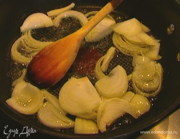 Разогреть в тяжелой сковороде сливочное и оливковое масло и обжарить лук до золотистого цвета.