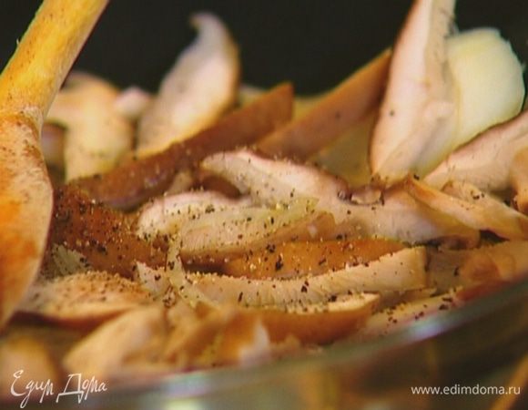 Грибы почистить, нарезать пластинками и выложить в сковороду к луку. Посолить, поперчить, добавить прованские травы, перемешать.