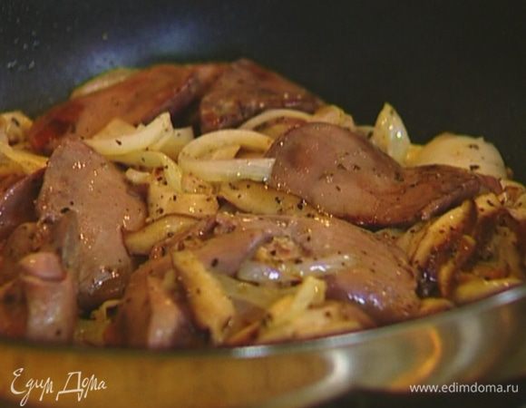 Печенку вымыть, просушить бумажным полотенцем, срезать пленки и добавить в сковороду. Перемешать, посолить, поперчить и на сильном огне довести до полуготовности.