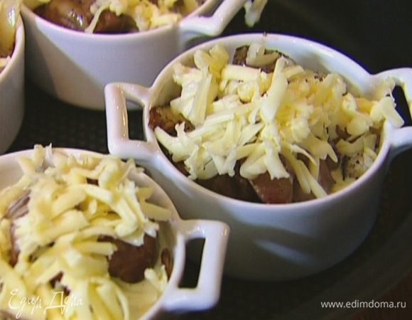 Разложить печень с грибами и луком в небольшие формочки, влить в каждую по 2 ст. ложки сливок и присыпать натертым сыром.