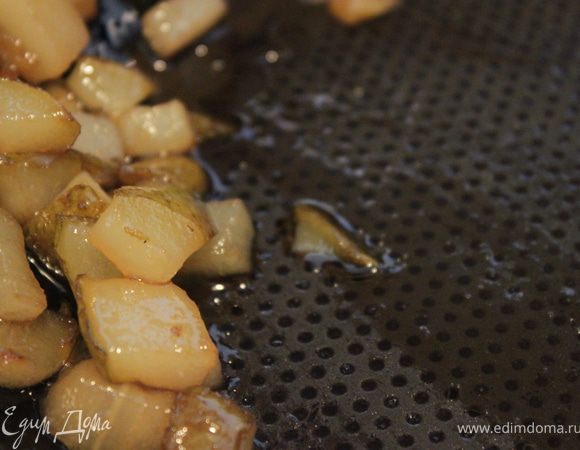 кефир чуть чуть подогреть(до комнатной температуры)
добавить яйца сахар соль муку, добавить соды до образования пузырьков и перемешать.
обжаривать на сковородке с 2х сторон.

начинка:
гурши порезать на маленькие кубики.
на разогретую сковородку выложить сахар и груши,накрыть крышкой(можно добавить немного воды) потом снять крышку и помешивая ждать когда сахар станет коричневым и начнет пузыриться. тогда постараться максимално собрать грушами этот сахар и снять с огня.
огонь медленный