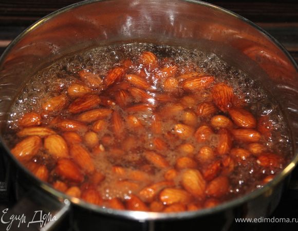 МАРЦИПАН - поставить сотейник с водой на огонь, после закипания воды кинуть орехи и проварить 2 минуты.