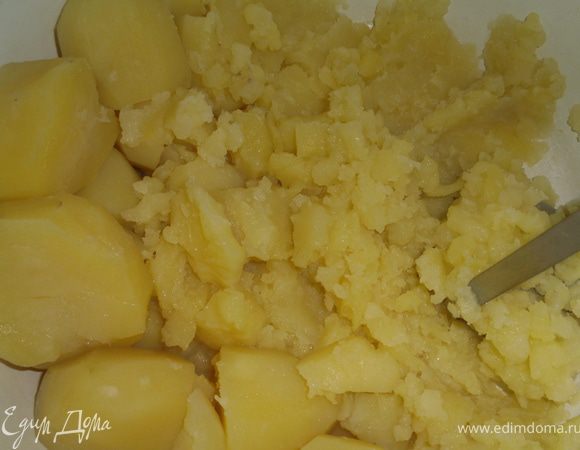 Картофель очистить и отварить.Растолочь. 
