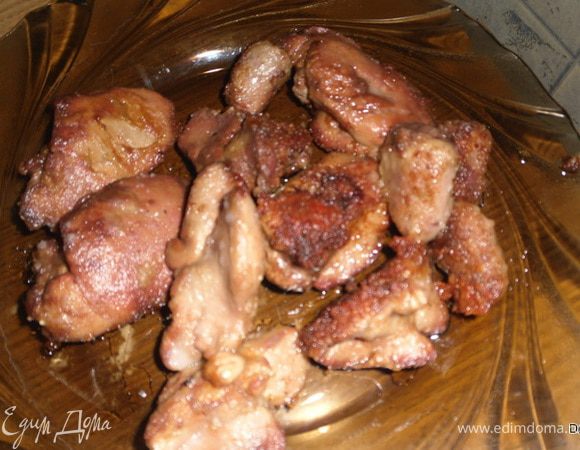 Куриную печень и сердечки почистить от пленок, промыть, обвалять в муке и обжарить.