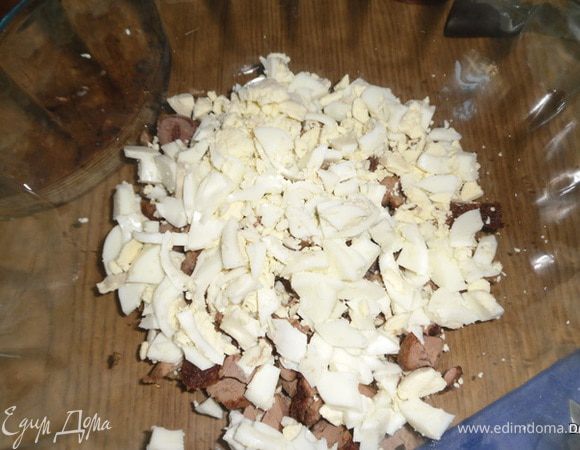 Яйца также порубить