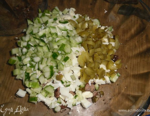 Кубиками нарезать огурцы