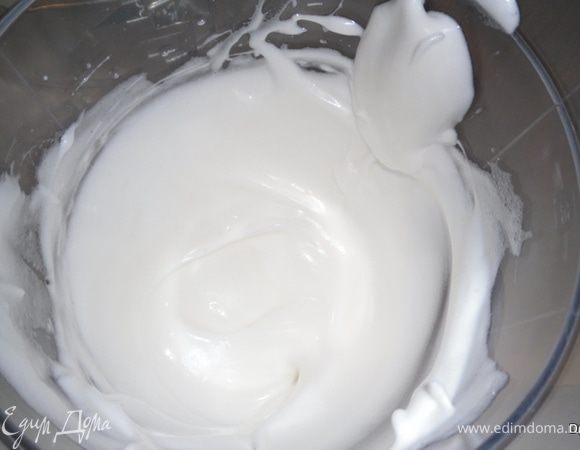 Отделить белки от желтков.Взбить желтки с половиной нормы сахара. Затем взбить белки с оставшимся сахаром до тех пор, чтобы белки не растекались и не выпадали из миски при наклоне.

