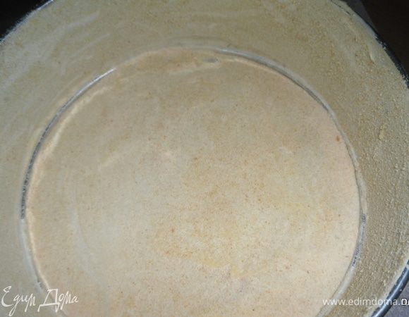 Затем к взбитым желткам добавить 1/3 часть взбитых белков и перемешать лопаточкой снизу вверх, очень аккуратно.Затем в эту массу всыпать муку и также лопаточкой аккуратно перемешать.К яично-мучной массе добавить оставшиеся белки и еще раз аккуратно перемешать, выкладывать массу в смазанную маслом и присыпанную манкой форму.