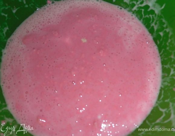 Испечь до готовности.И разрезать на 2  коржа.
Зефир мелко порезать(можно перетереть толкушкой для картошки(такой металлической с дырочками).Залить йогуртом(сливками) и дать постоять около 30-40 минут.
