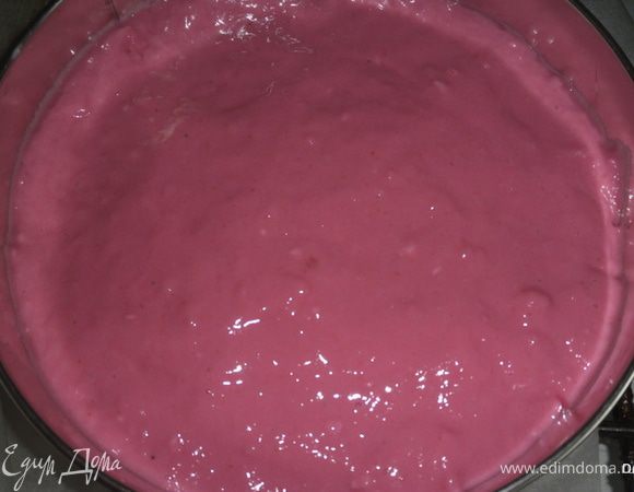 Желатин залить 1/2 ст. молока  через 10-30 минут нагреть постоянно помешивая, но до кипения не доводить. 
Взбить зефир с йогуртом, не прекращая взбивать добавить немного остывший желатин с молоком. Уложить бисквит в кольцо от разъемной формы.Вылить на бисквит зефирный  крем.  