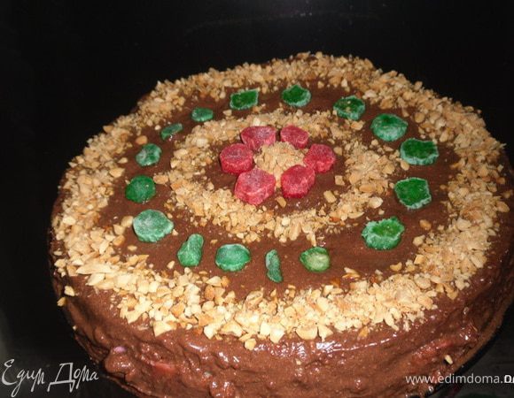 Дать подстыть немного зефиру и выложить наверх второй корж, немного прижав его.
Верх залить помадкой и украсить.
Убрать торт на холод не менее чем на 5 часов, лучше на ночь.