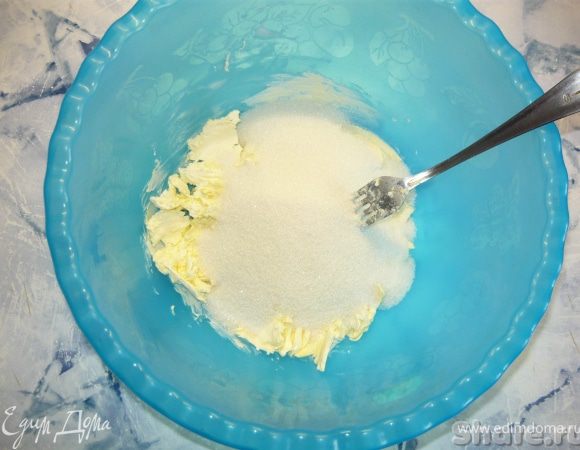 Для теста сливочное масло растереть с сахаром,