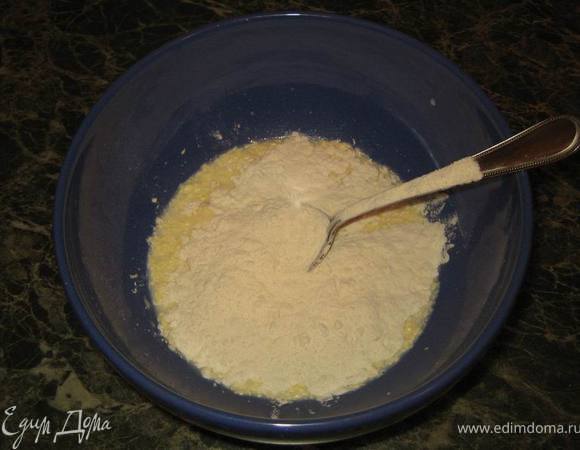 добавить яйцо, перемешать, положить сметану, соль и постепенно, постоянно помешивая, всыпать муку.