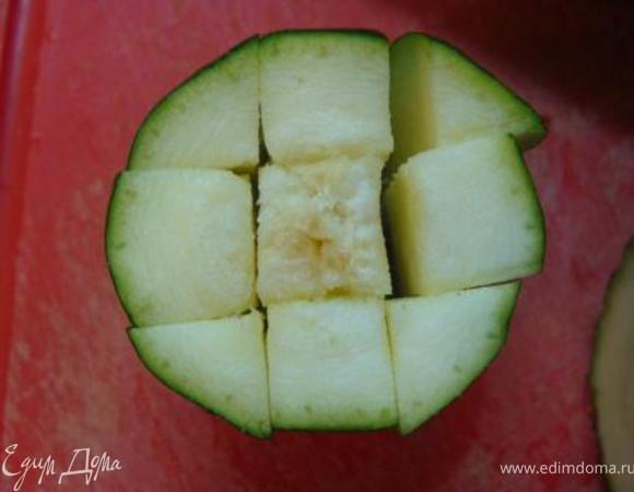 Возьмите цукини среднего размера и разрежьте на палочки диаметром в палец. 
Note: удобнее всего разрезать каждый цукини на 9 палочек 7 см длиной.
Переложите палочки в дуршлаг, посолите (1 ст.ложка) и оставьте на час (или более).
