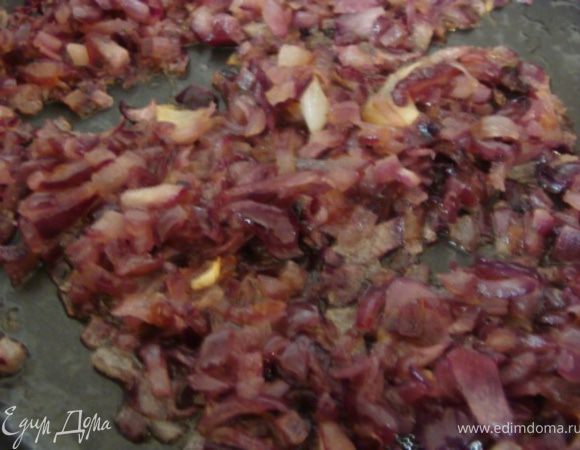 В это время сделаем соус.
Растопите 1 ст.ложку сливочного масла на сковороде. Добавьте порезанный лук и обжаривайте, иногда помешивая, в течение 20-25 мин на слабом огне до образования коричневой "закарамелизовавшейся" корочки. Снимите с огня. (я использовала красный лук, поэтому соус получился розоватый).