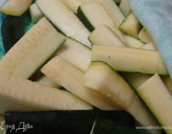 Возвращаемся к цукини. К этому времени они уже отдали достаточно воды, тщательно промываем цукини, чтобы избавиться от излишков соли. Просушиваем в полотенце.