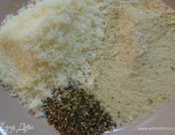 Смешиваем панировочные сухари, тертый пармиджано и итальянские травы.
