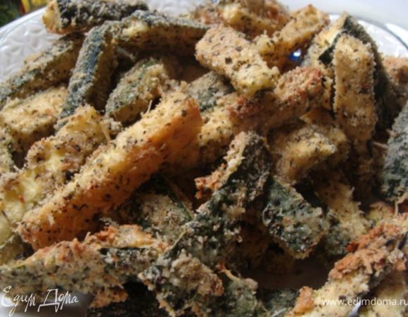 Выложить запеченные палочки цукини на тарелку и подавать со сладким луковым соусом! Приятного аппетита!