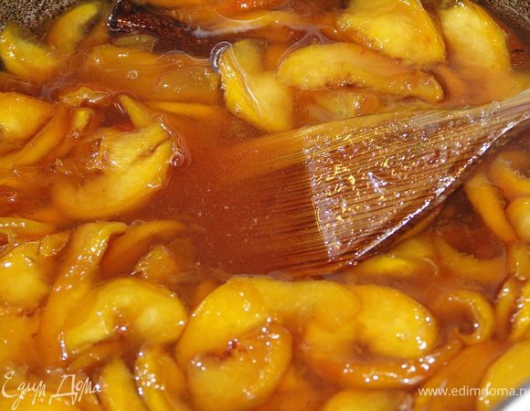 1 вариант:
Персики засыпать сахаром и оставить на час.После чего поставить на ОЧЕНЬ маленький огонь.Кинуть к персикам коричную палочку.Довести до кипения и выключить.После остывания ещё раз до вести до кипения на ОЧЕНЬ маленьком огне периодически аккуратно помешивая деревянной лопаткой.Ещё раз дать остыть и довести до кипения на минимальном огне.Добавить сок одного лимона и поварить 10-15 мин.