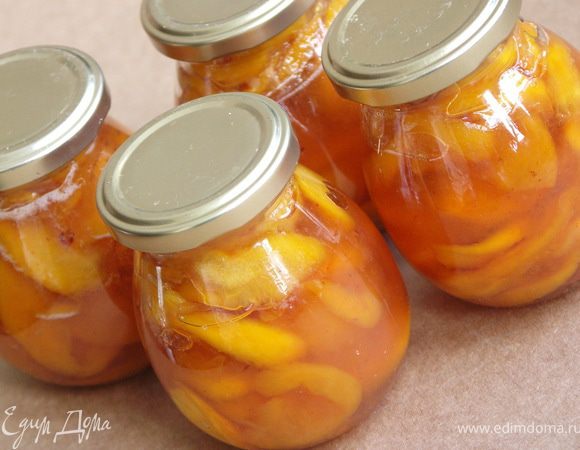 Горячее варенье разлить по стерильным баночкам и перевернуть крышками вниз до остывания.