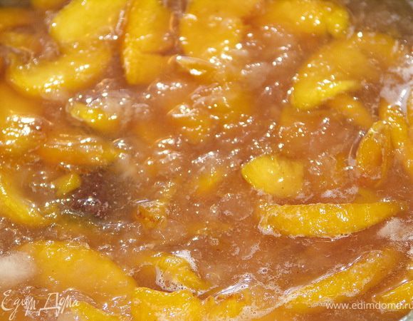 2 вариант:
Персики порезанные дольками поместить в кастрюлю для варки варенья,засыпать сахаром и залить дынным пюре(оно очень жидкое,т.к.спелая дыня сочная).Кинуть коричную палочку.Поставить на минимальный огонь.Далее как и в первом варианте.Три раза довести до кипения на минимальном огне.После первого и второго раза дать варенью остыть.После третьего поварить 15мин и горячим разлить по стерильным баночкам.Поставить баночки крышками вниз до полного остывания.