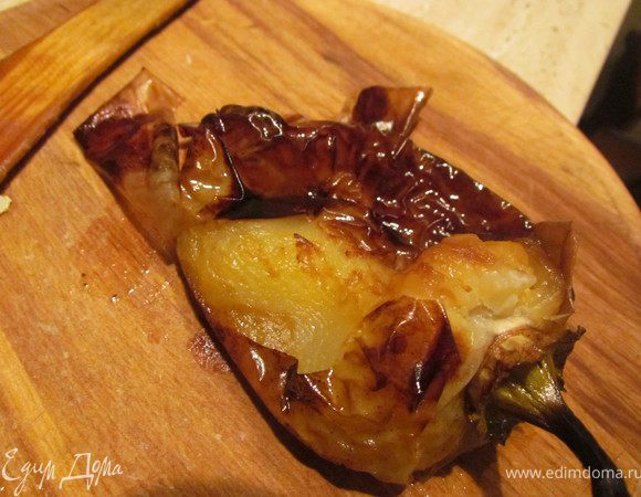 Сладкий перец выложить на противень слегка смазанный оливковым маслом и поставить в духовку под гриль минут на 20. Периодически переворачивать. Достать перец из духовки, переложить его в кастрюльку и накрыть крышкой. Дать постоять перцу минут 5-10. Затем снять с перца кожицу и удалить плодоножку. Порезать перец полосочками, слегка присолить и сбрызнуть соком лимона.