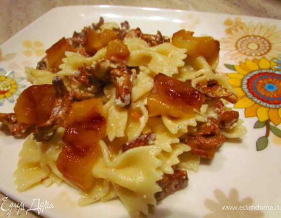 На тарелки выложить пасту с грибами. Сверху украсить печеным перцем. Приятного аппетита.