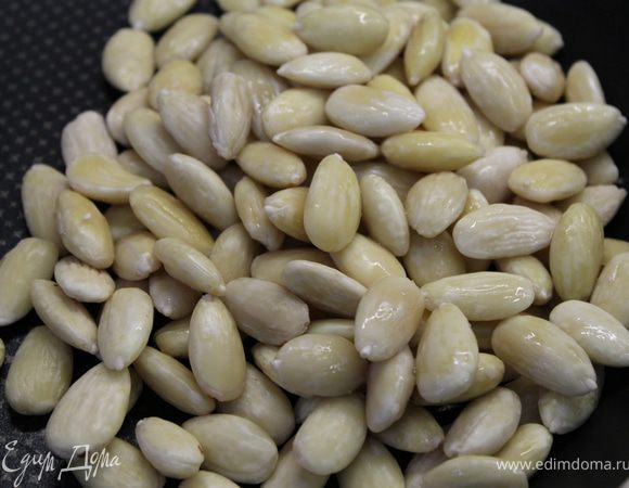 Откинуть орехи на дуршлаг и очистить от кожуры.