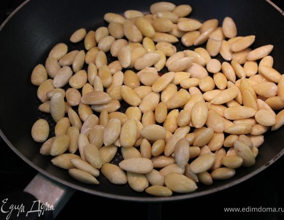 На сухой раскаленной сковороде подсушить очищенный миндаль 10 минут. Размолоть в кофемолке или блендере до состояния муки.