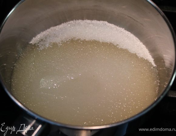 1\4 стакана воды и сахар поставить на огонь и растопить. Сироп должен быть прозрачный,без кристаллов сахара.